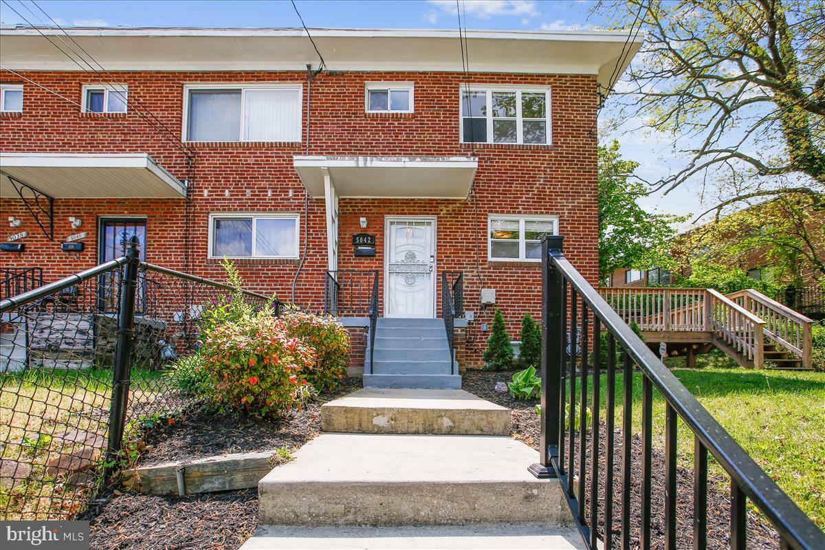 Property Photo:  5042 Roseld Court  MD 20745 