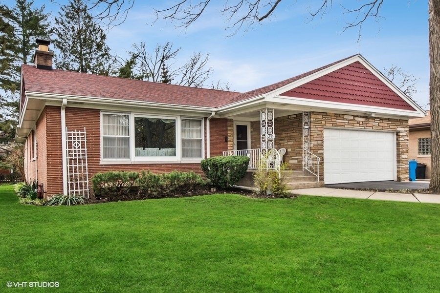Property Photo: 6855 N Moselle Avenue IL 60646