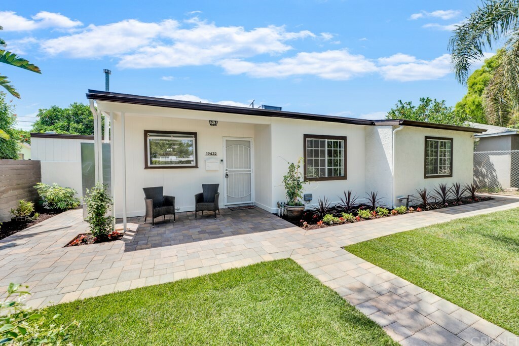 Property Photo:  19432 Hartland Street  CA 91335 