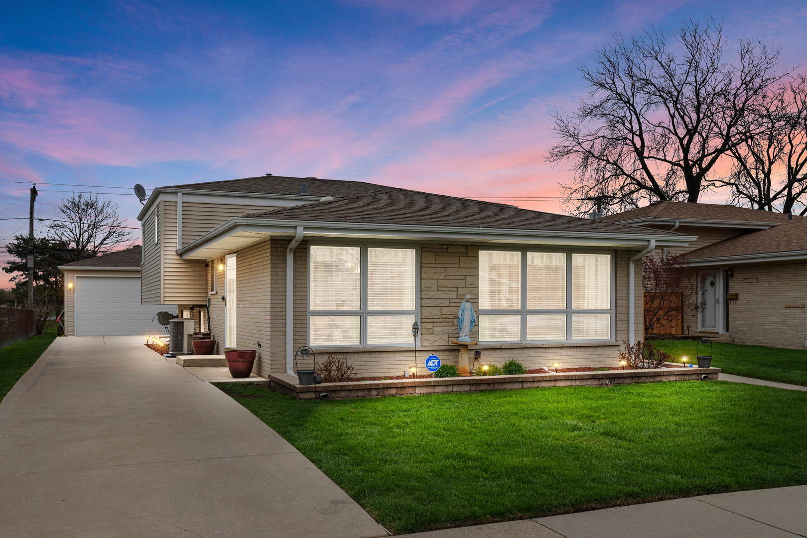 Property Photo: 2165 Eastview Drive IL 60018