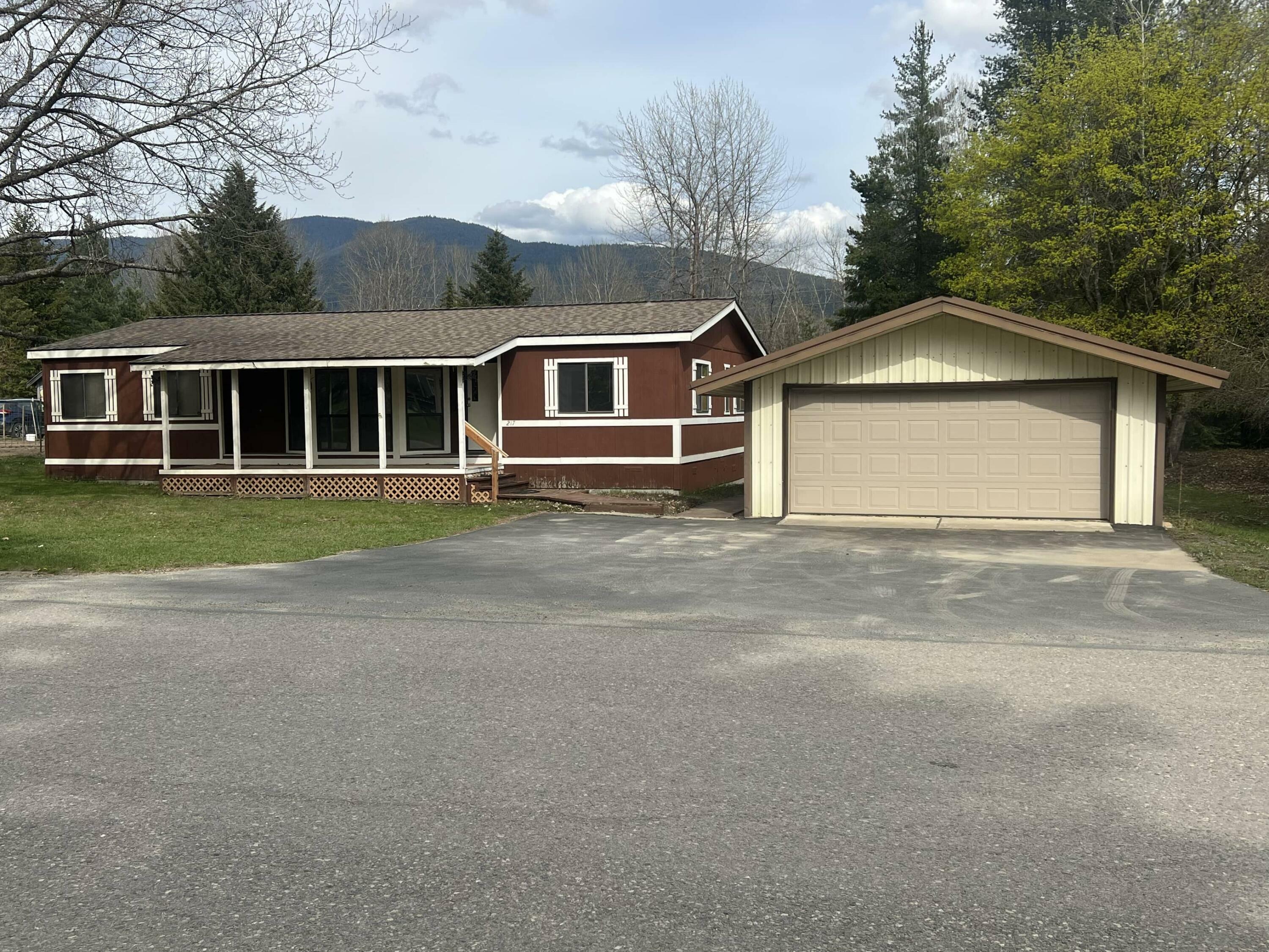 Property Photo:  217 8th Ave  WA 99139 