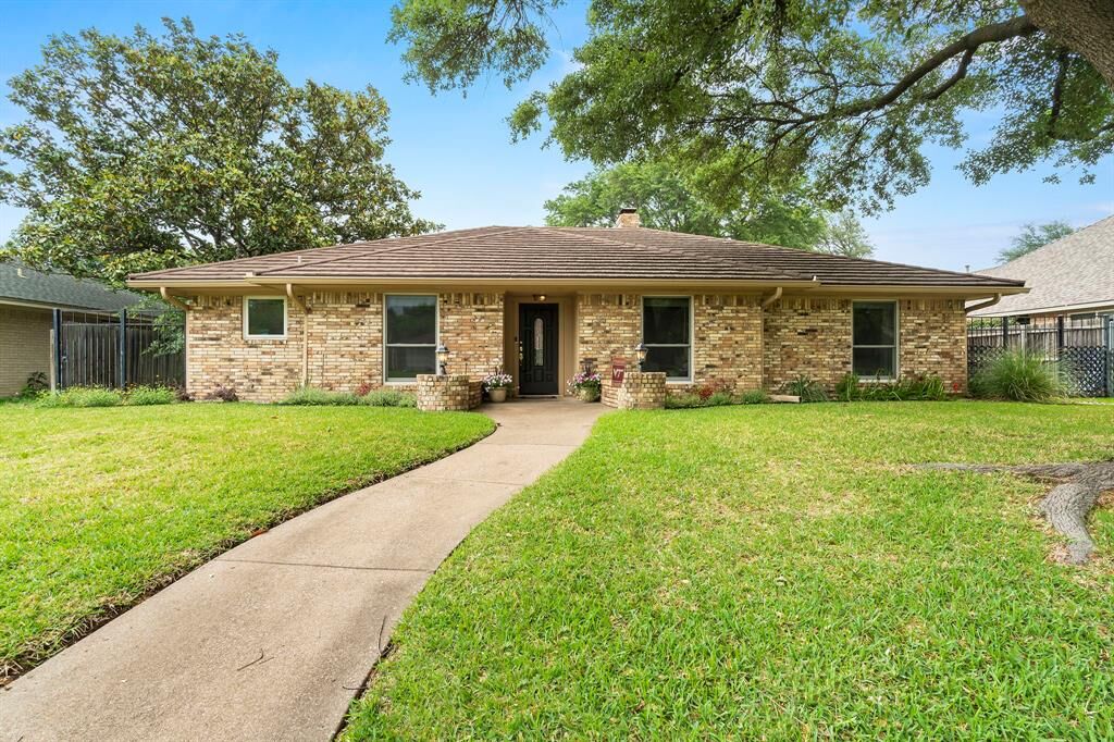 Property Photo: 617 Bellah Drive TX 75062