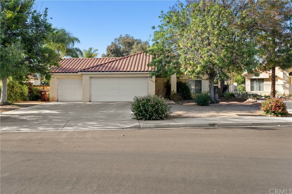 Property Photo:  42938 Avenida Gato  CA 92544 