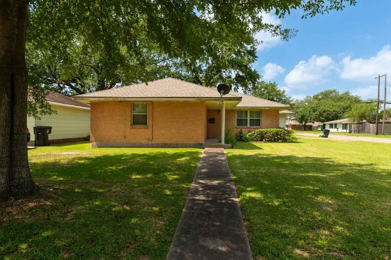 Property Photo:  4949 Sue Ave  TX 77619 