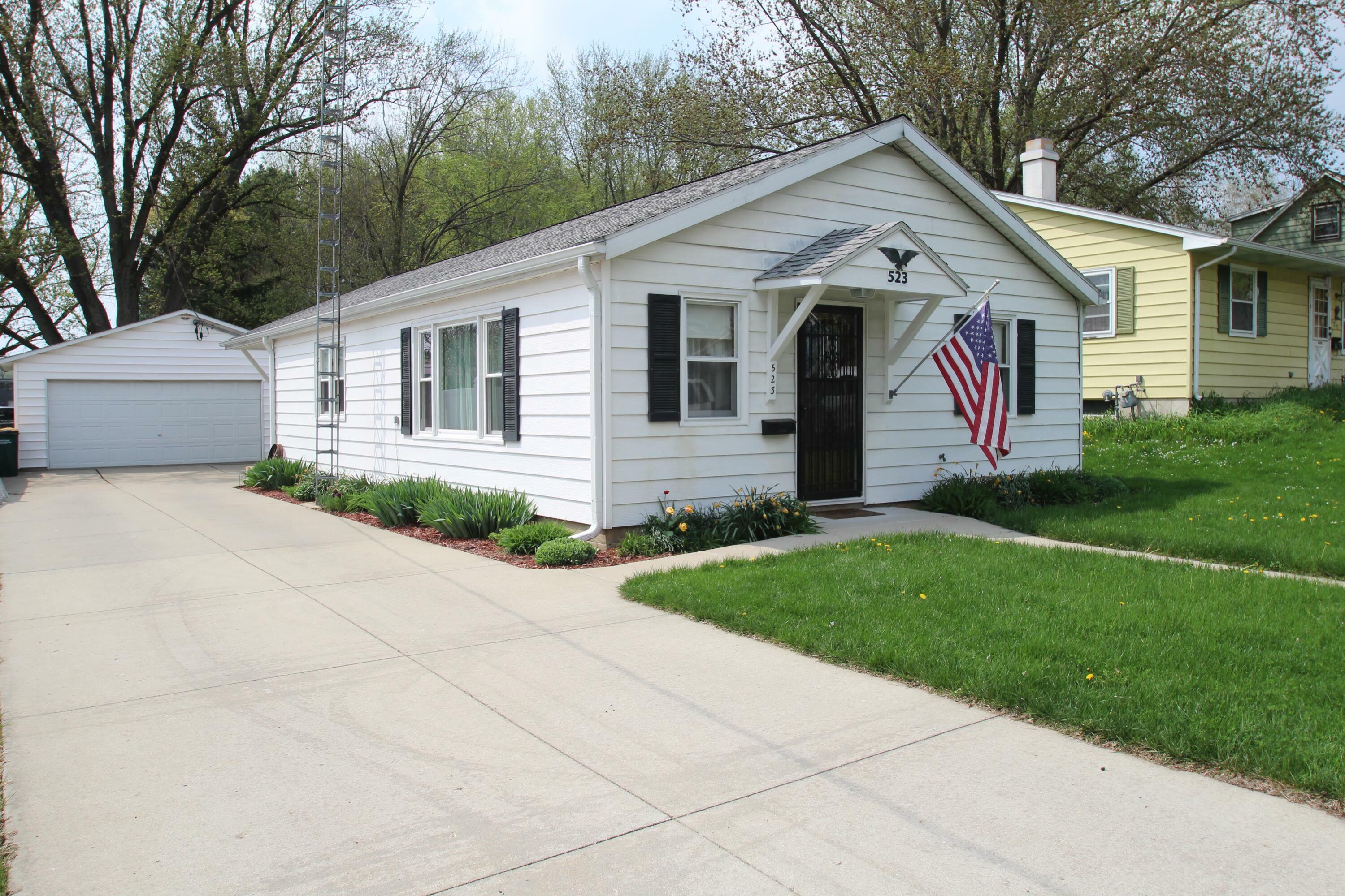 Property Photo:  523 Nelson St  WI 53538 