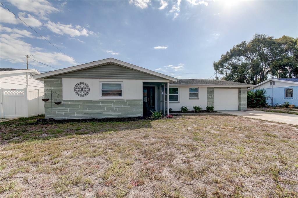 Property Photo:  1125 Royalwood Drive  FL 34690 