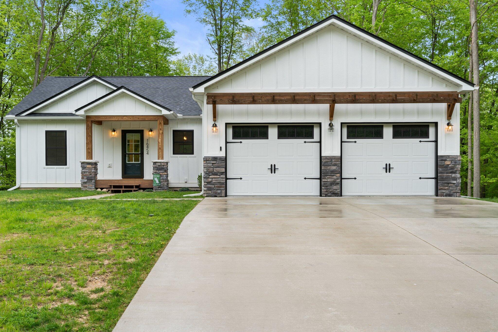 Property Photo: 16454 Birch Top Ridge MI 49307
