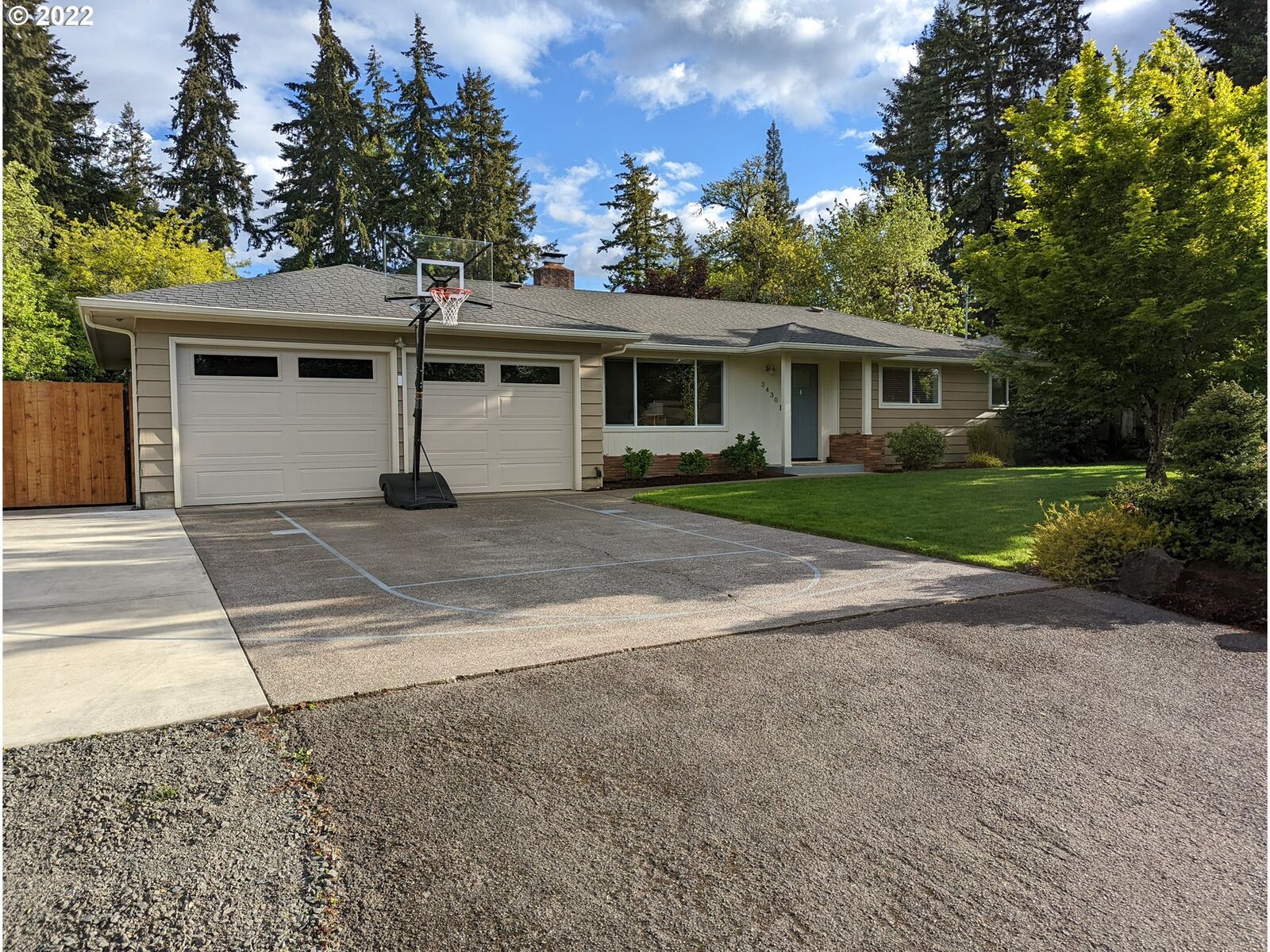 Property Photo: 3430 W 16th Ave OR 97402