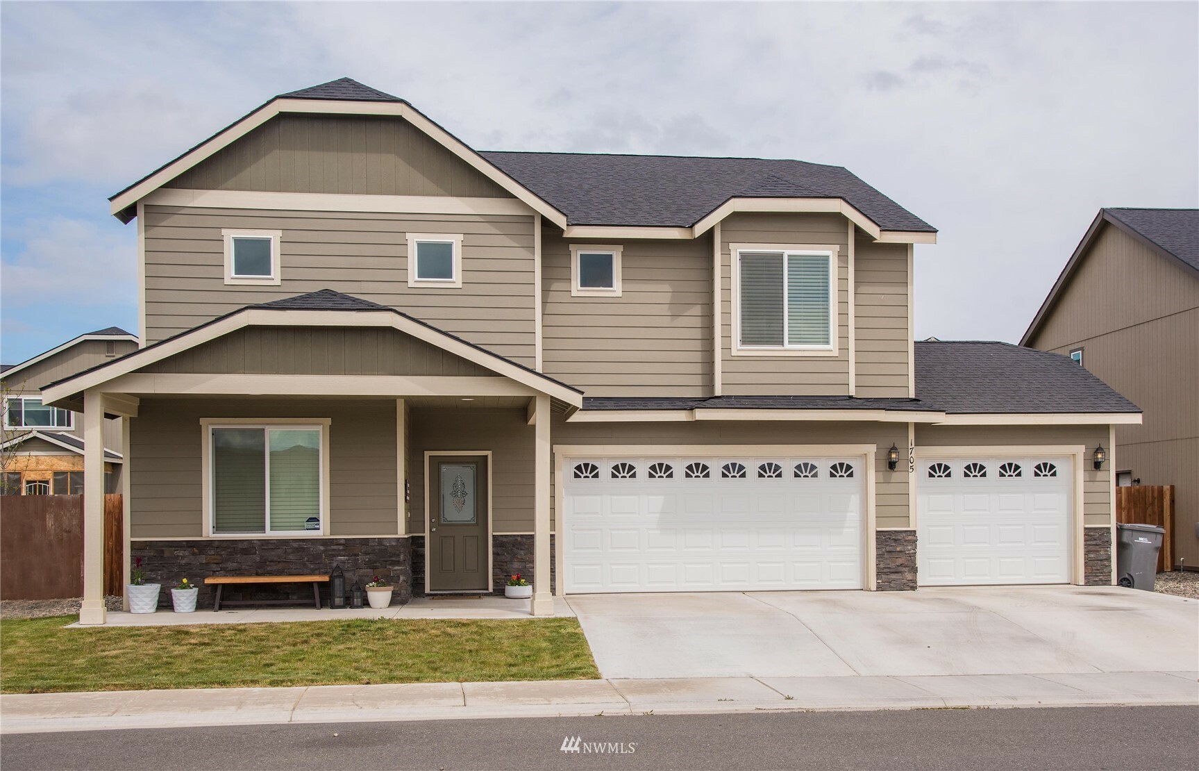 Property Photo:  1705 E Sparrow Knoll Avenue  WA 98926 