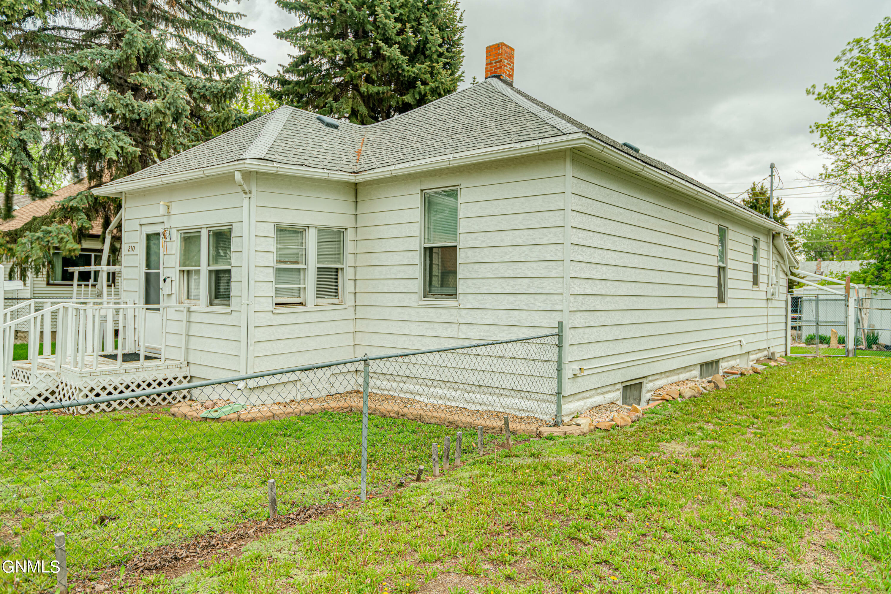 Property Photo:  210 8th Avenue SW  ND 58554 