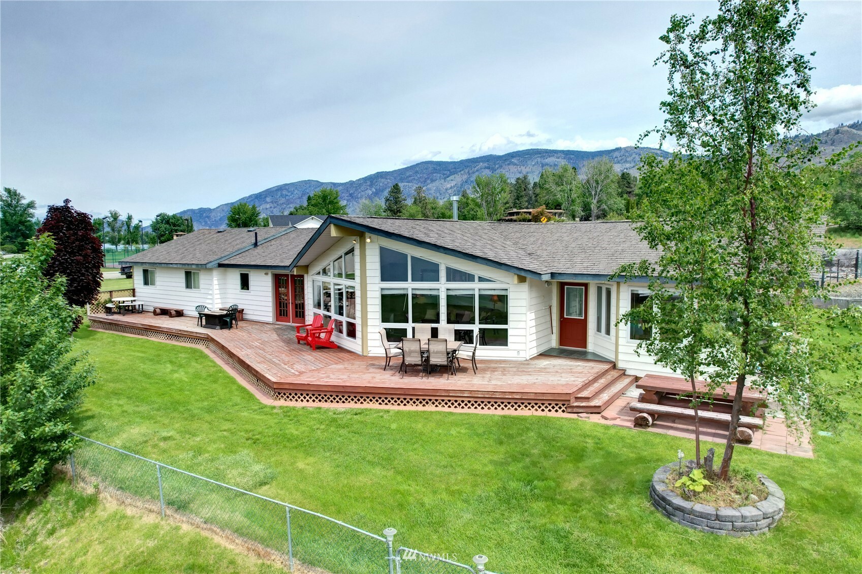 Property Photo:  418 Eastlake Road  WA 99884 