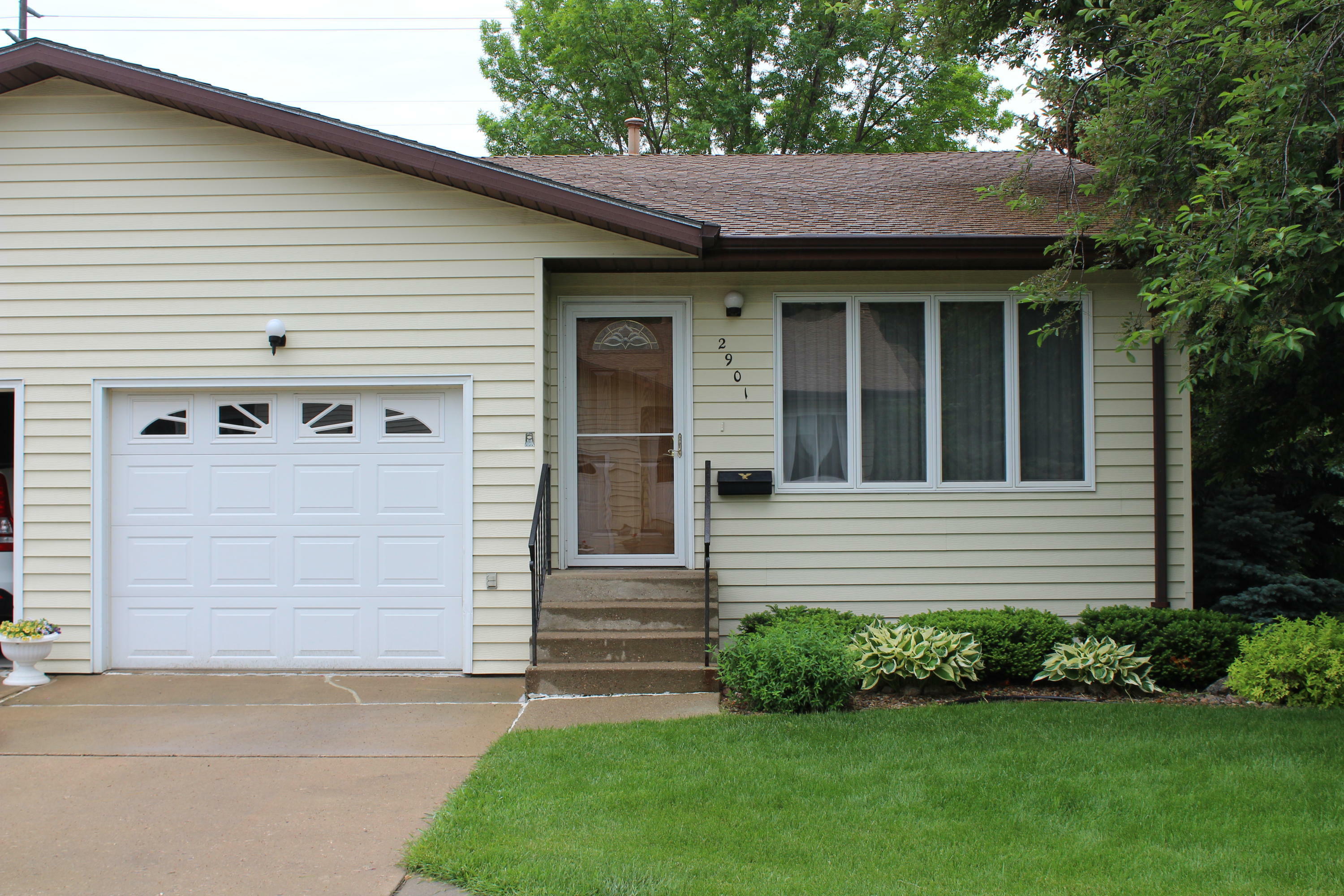 Property Photo:  2901 Manitoba Lane  ND 58503 