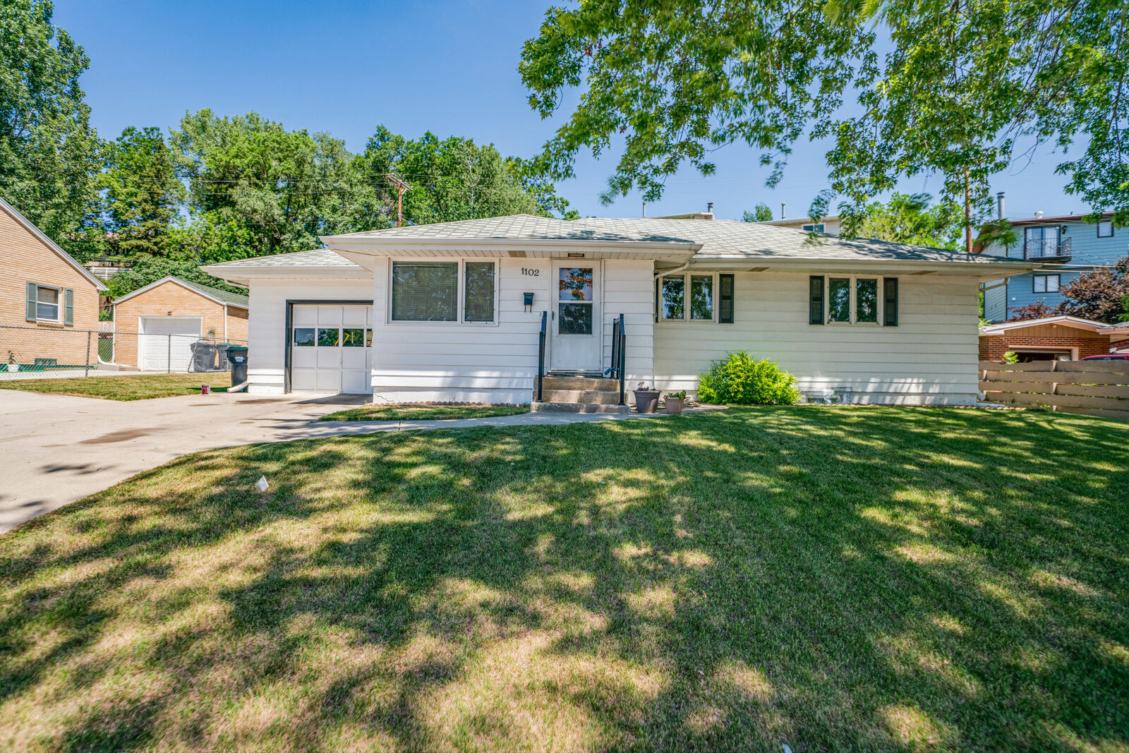 Property Photo:  1102 Sunset Drive NW  ND 58554 