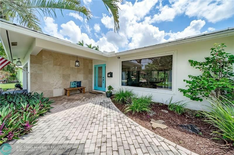 Property Photo: 1120 E Tropical Way FL 33317
