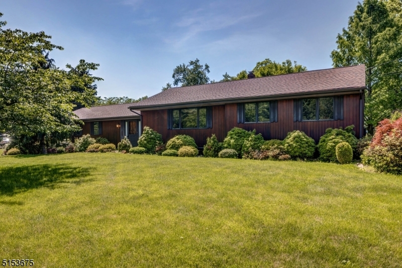 Property Photo:  6 Castle Way  NJ 07920 