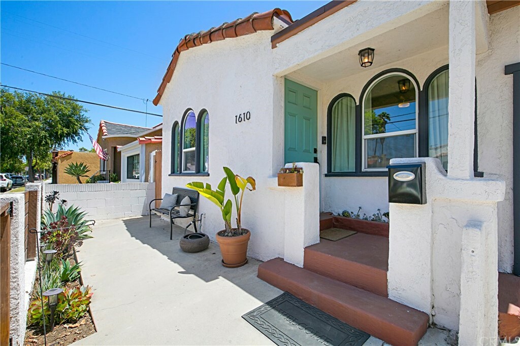 Property Photo: 1610 E 61st Street CA 90805