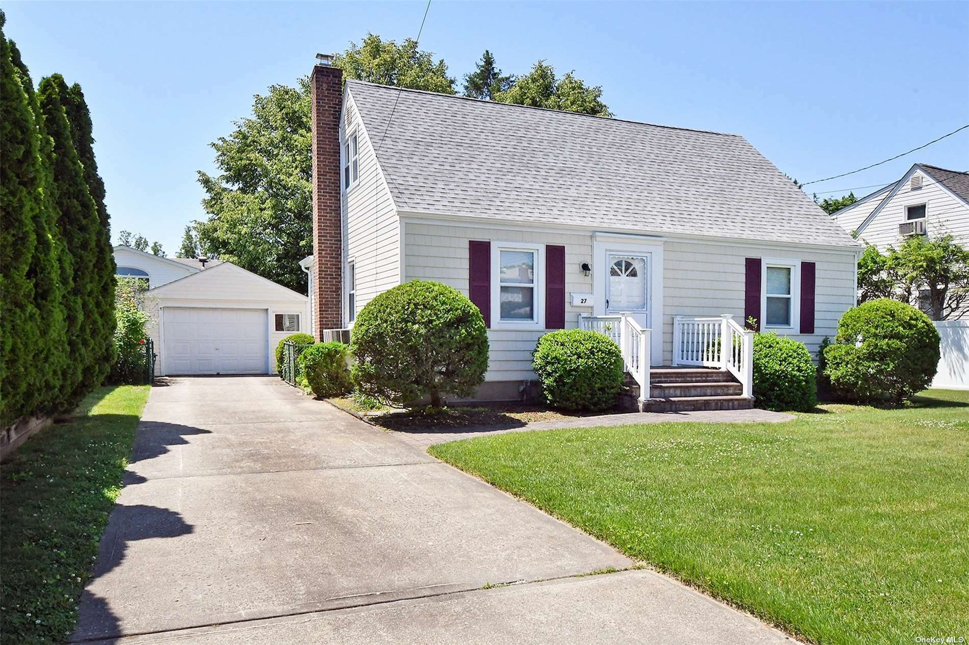 Property Photo:  27 Beverly Road  NY 11714 