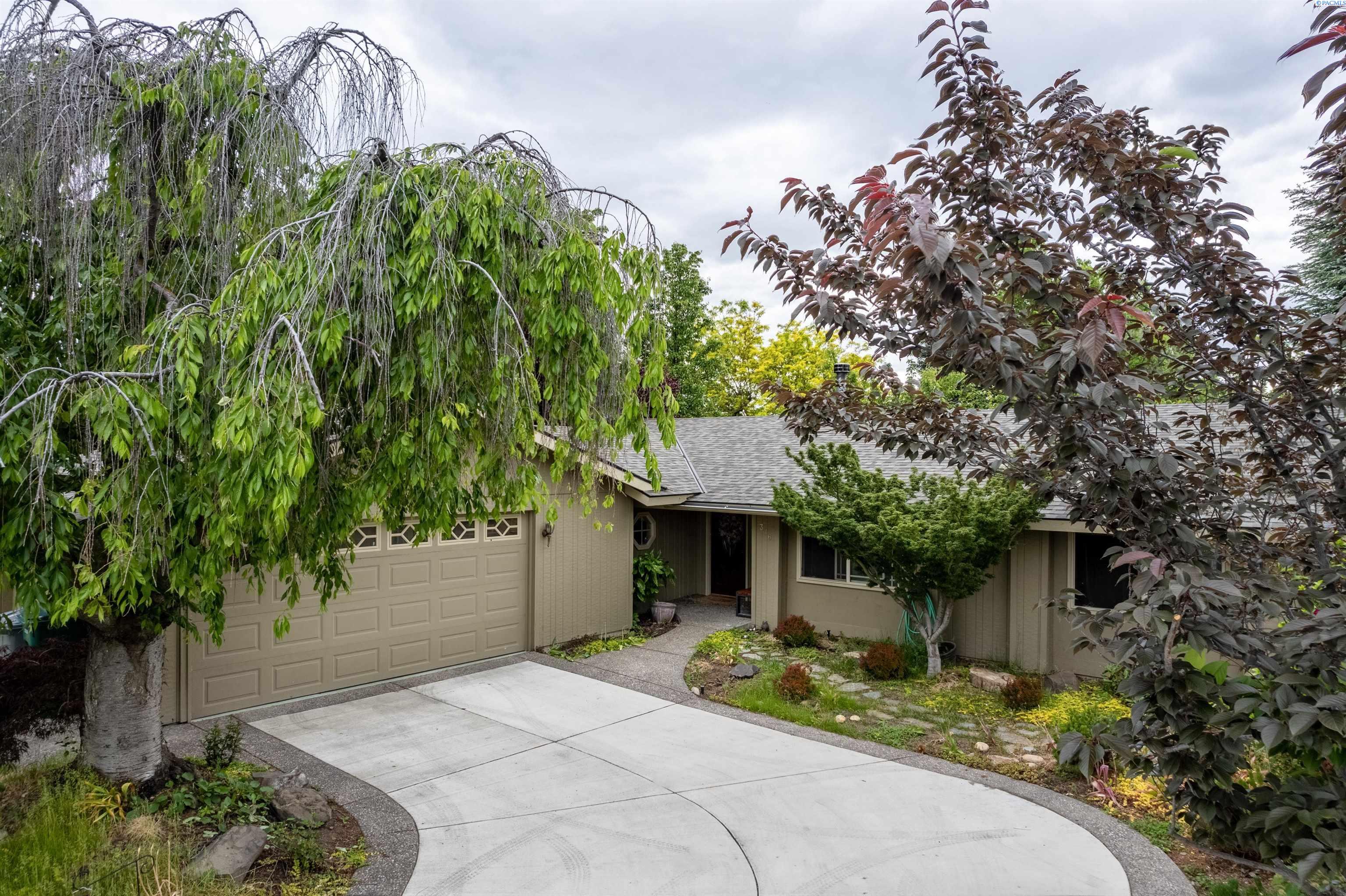 Property Photo: 376 Breakwater Court WA 99354