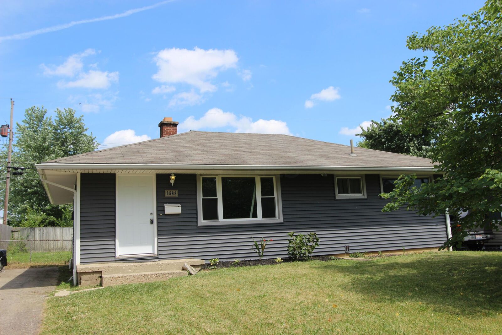 Property Photo: 3588 Oaklawn Street OH 43224