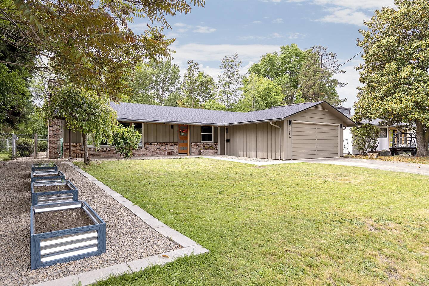 Property Photo:  1356 Siskiyou Boulevard  OR 97504 