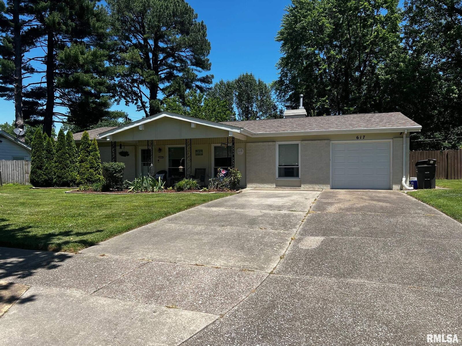 Property Photo:  617 S Glenview  IL 62901 