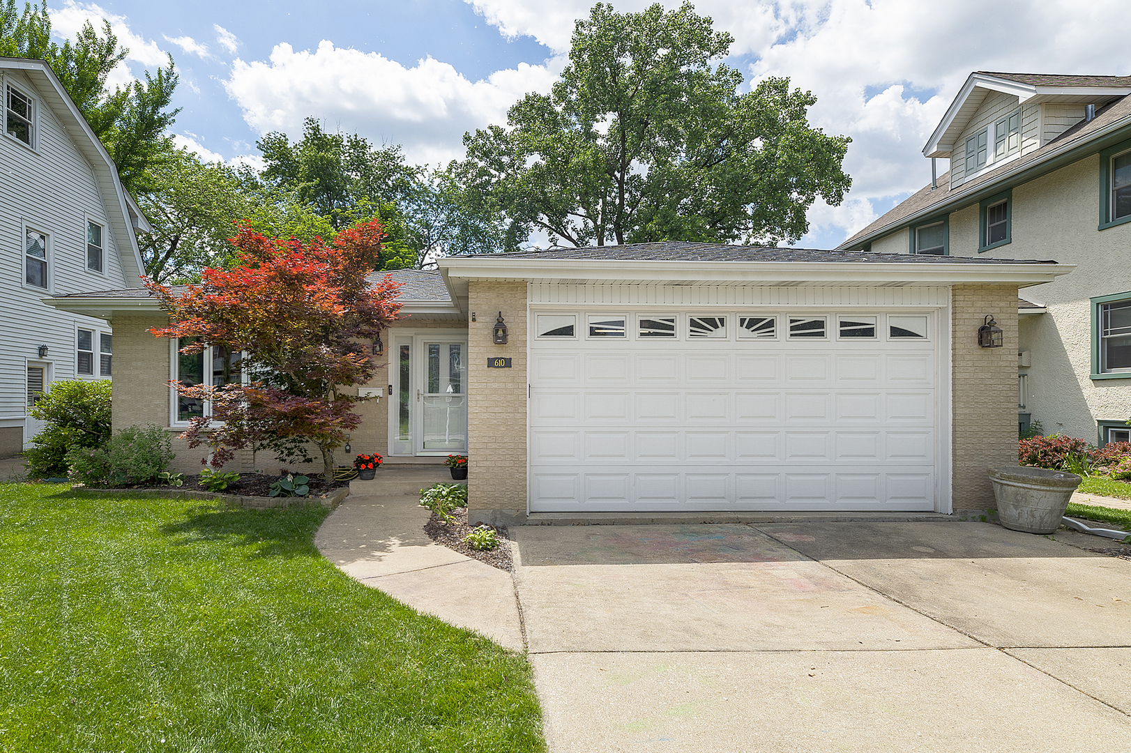 Property Photo:  610 N Waiola Avenue  IL 60526 