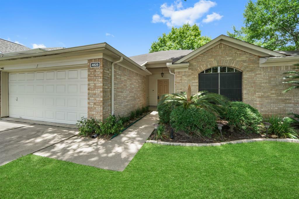 Property Photo: 4825 E Columbary Drive TX 77471