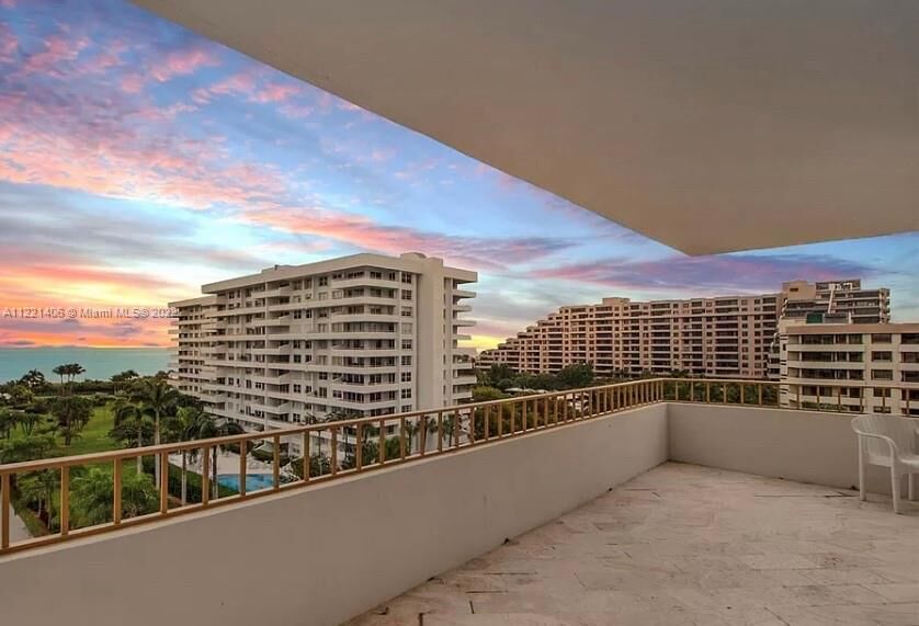Property Photo:  155 Ocean Lane Dr 809  FL 33149