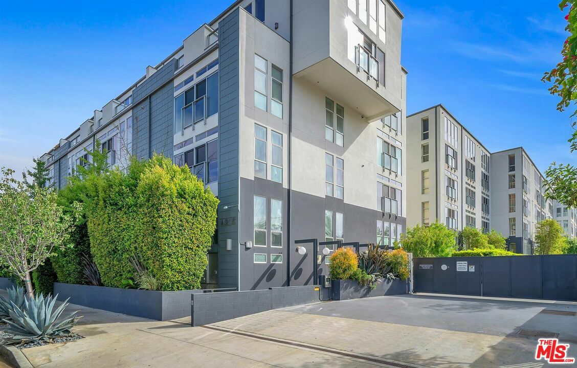 Property Photo: 4215 Glencoe Ave Ph-402 CA 90292