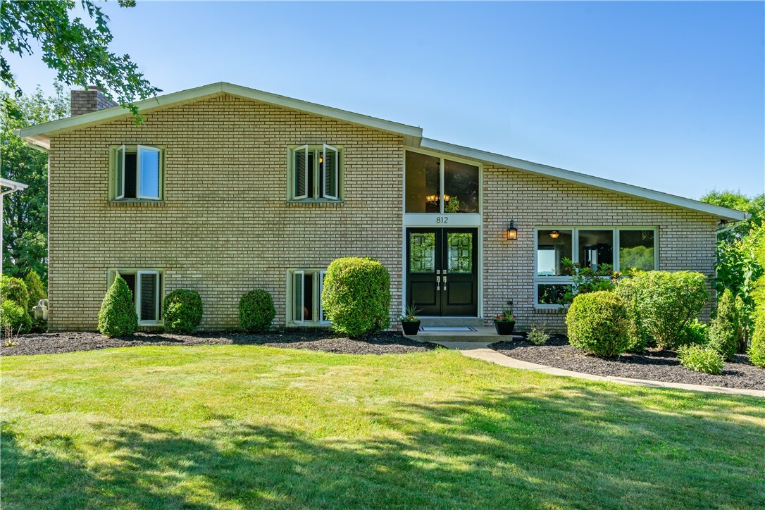Property Photo: 812 Longvue Drive PA 15342
