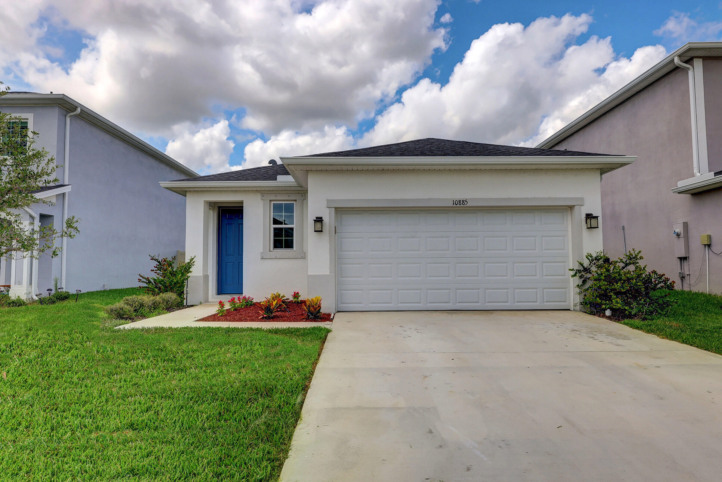 Property Photo: 10885 SW Robbia Way FL 34987