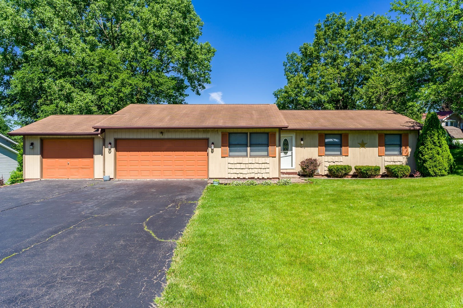 Property Photo:  110 Chanticleer Lane  IL 61065 