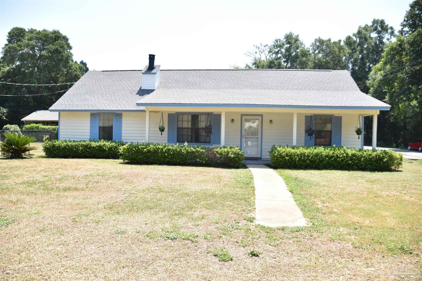 Property Photo: 5452 Chipper Ln FL 32571