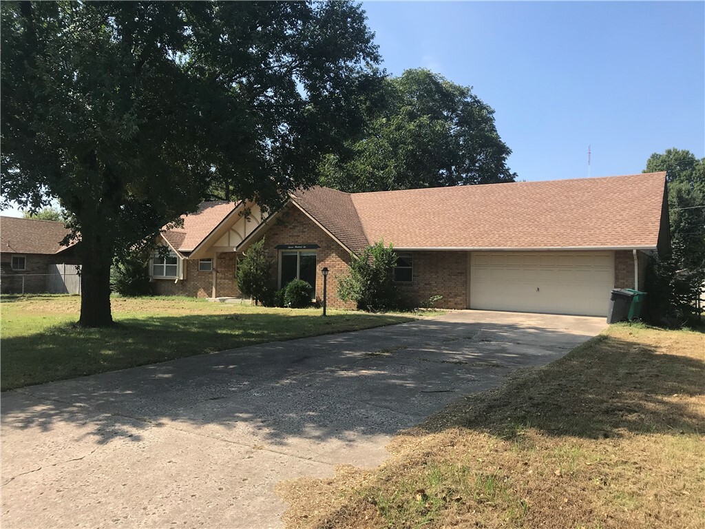 Property Photo:  1102 S 12th Street  AR 72756 