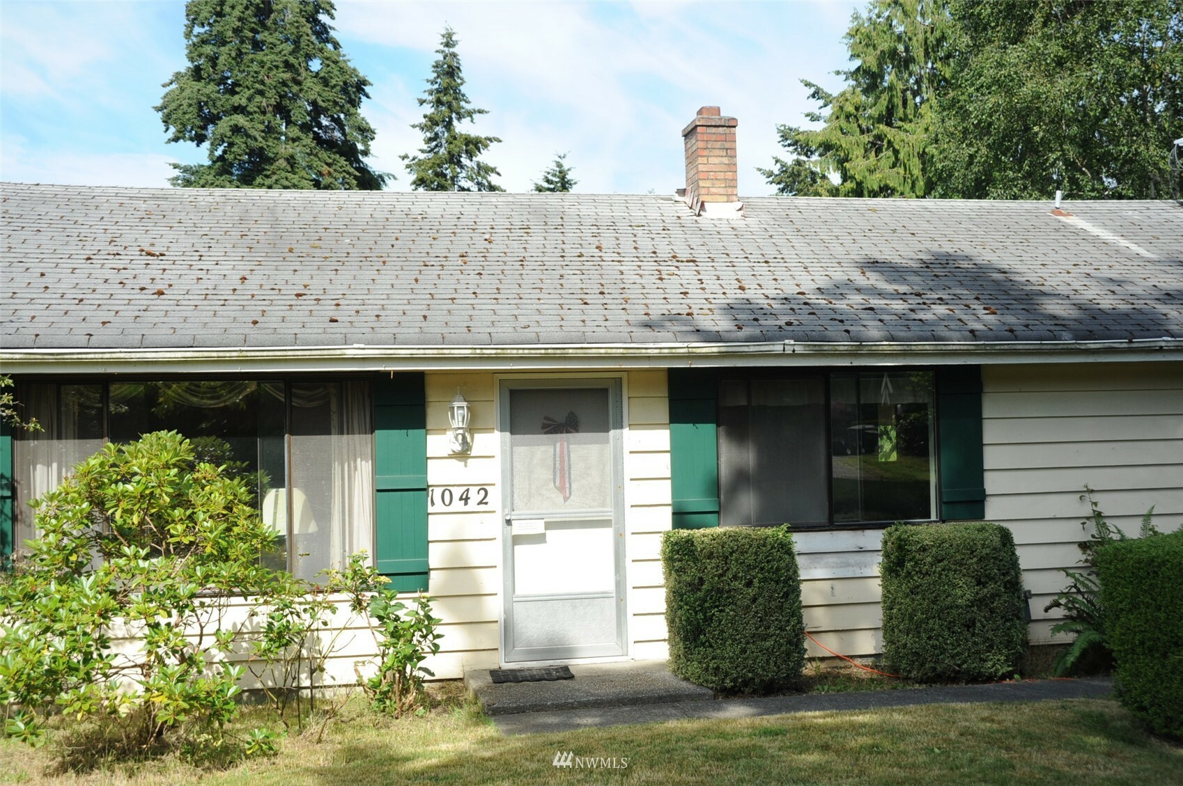 Property Photo:  1042 3rd Avenue S  WA 98020 