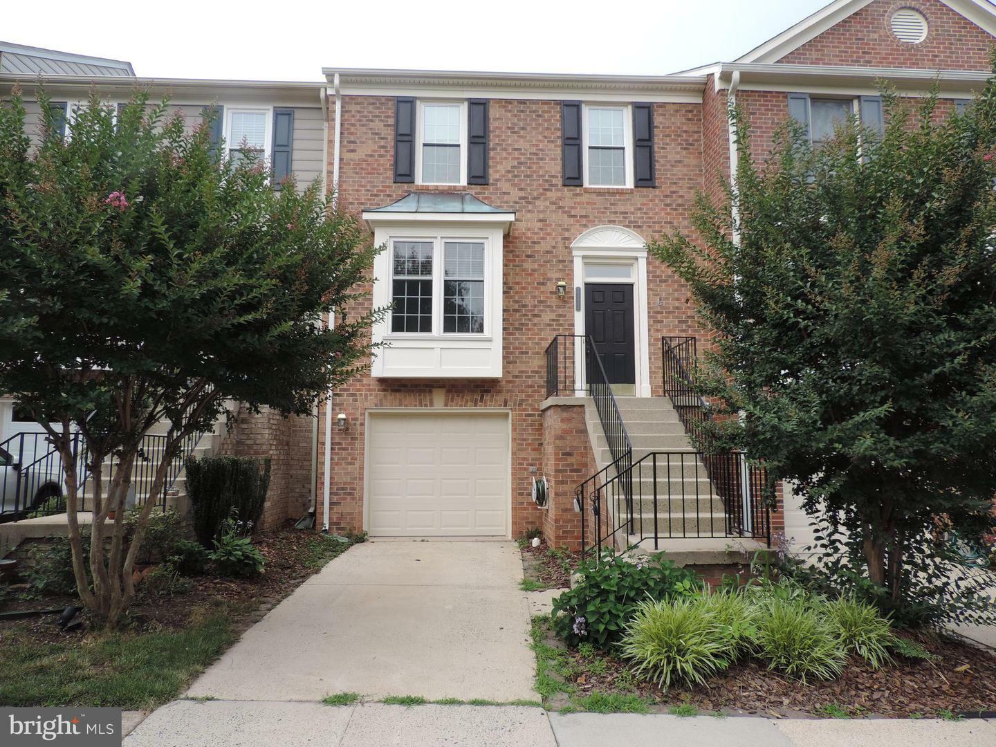 Property Photo:  43362 Livery Square  VA 20147 