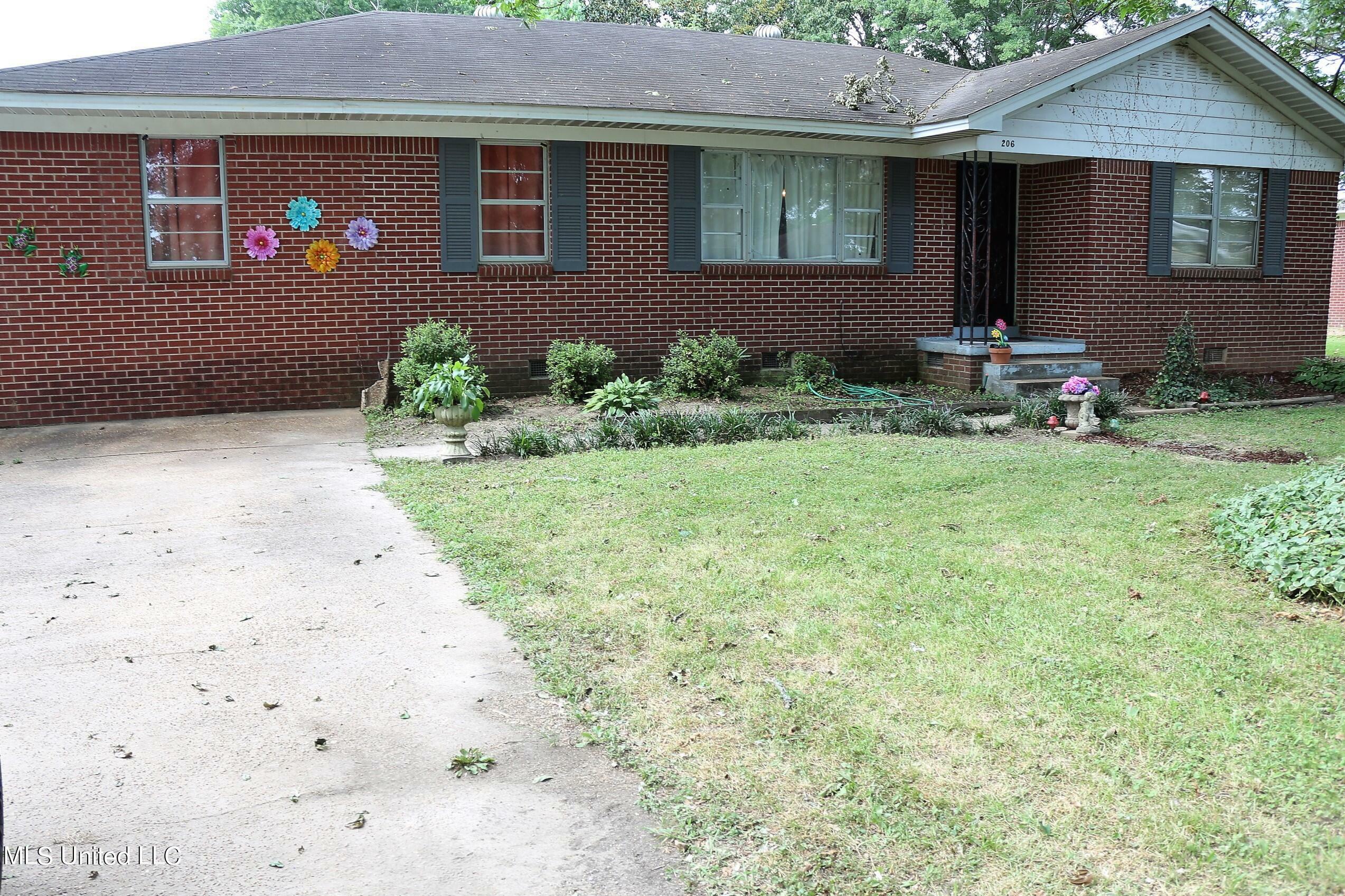 Property Photo:  206 James Street  MS 38606 