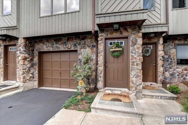 Property Photo:  290 Hamilton Place 12  NJ 07601 