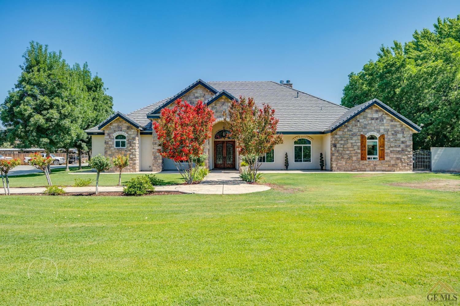 Property Photo: 1220 Basta Avenue CA 93308