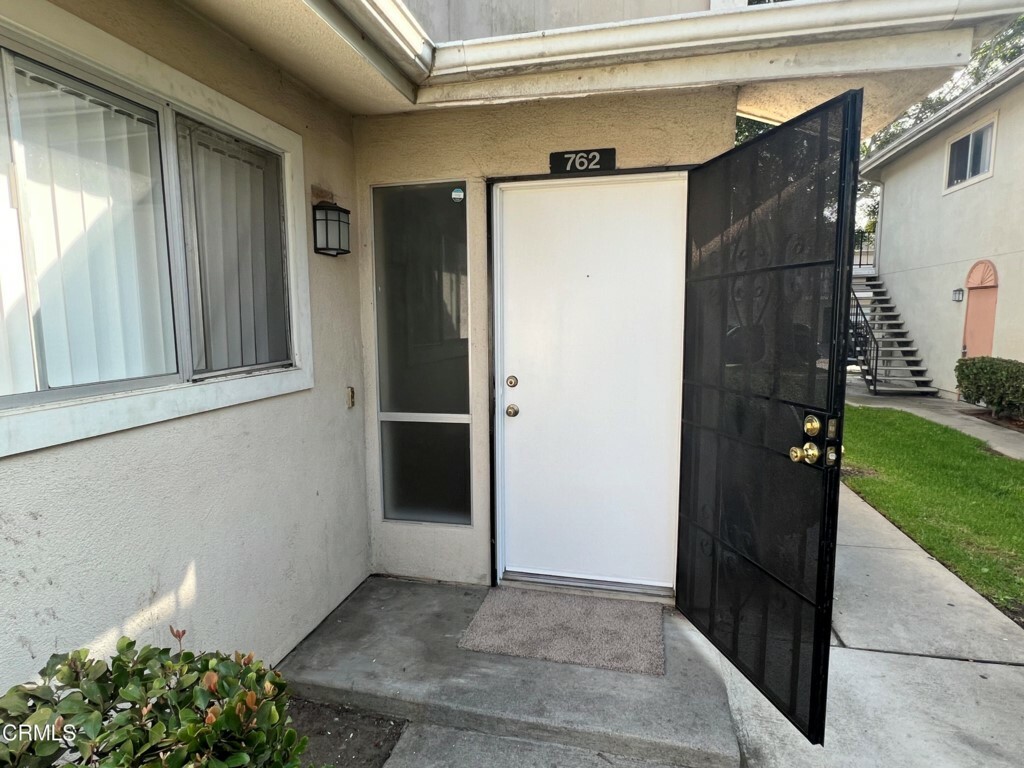 Property Photo:  762 W Hemlock Street  CA 93041 