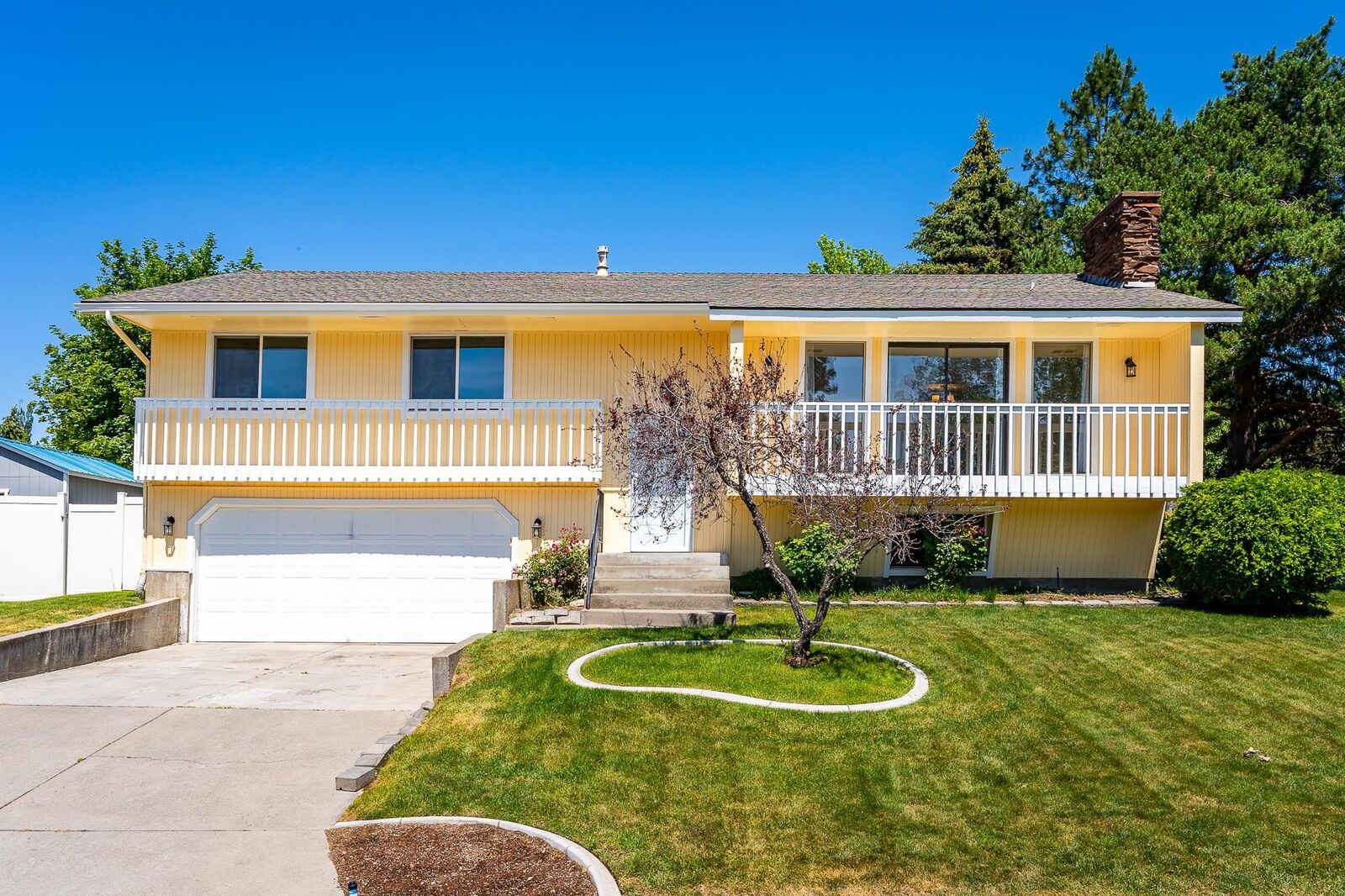 Property Photo:  418 W Rolland Ave  WA 99218 