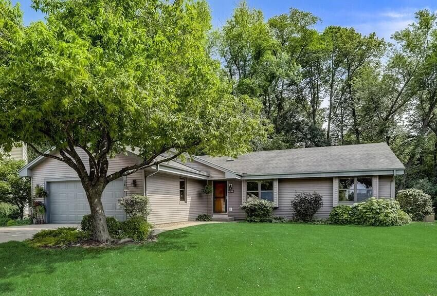 Property Photo:  465 Crossroad Ct  WI 53024 