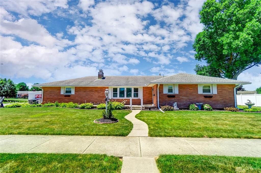 Property Photo: 422 Robinhood Lane OH 45373