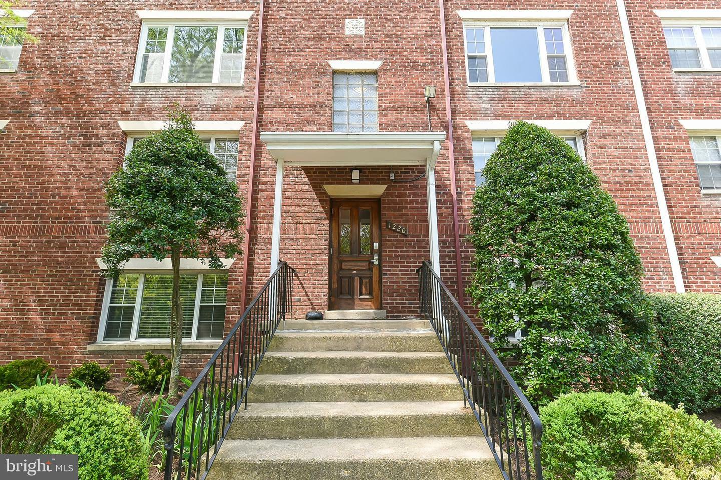Property Photo: 1220 N Meade Street 1 VA 22209