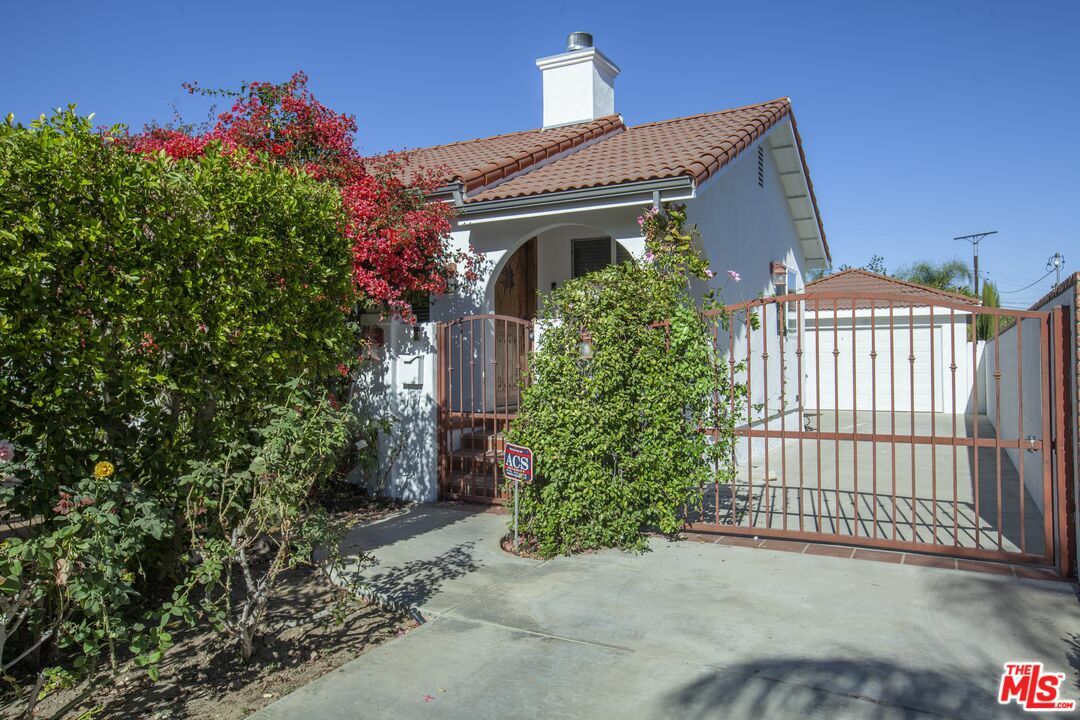 Property Photo:  16717   Moorpark St  CA 91436 