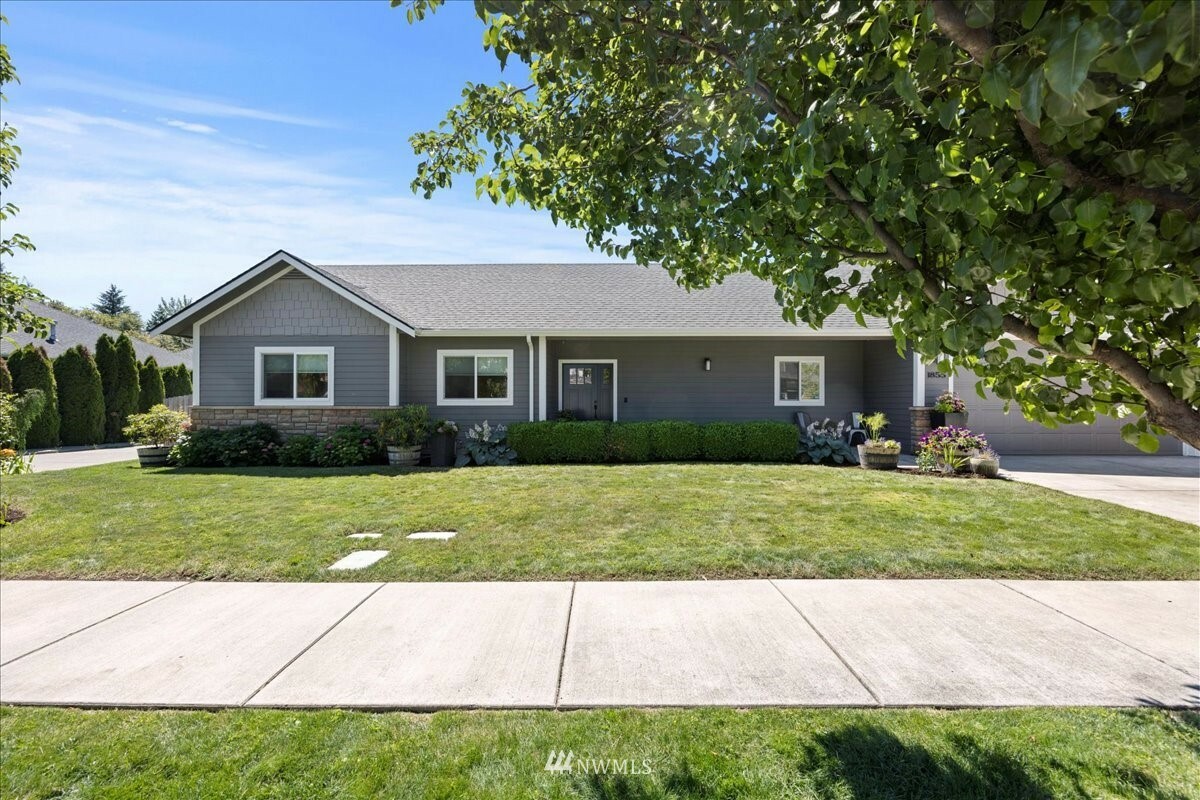 Property Photo: 1855 Woodmere Loop WA 99362