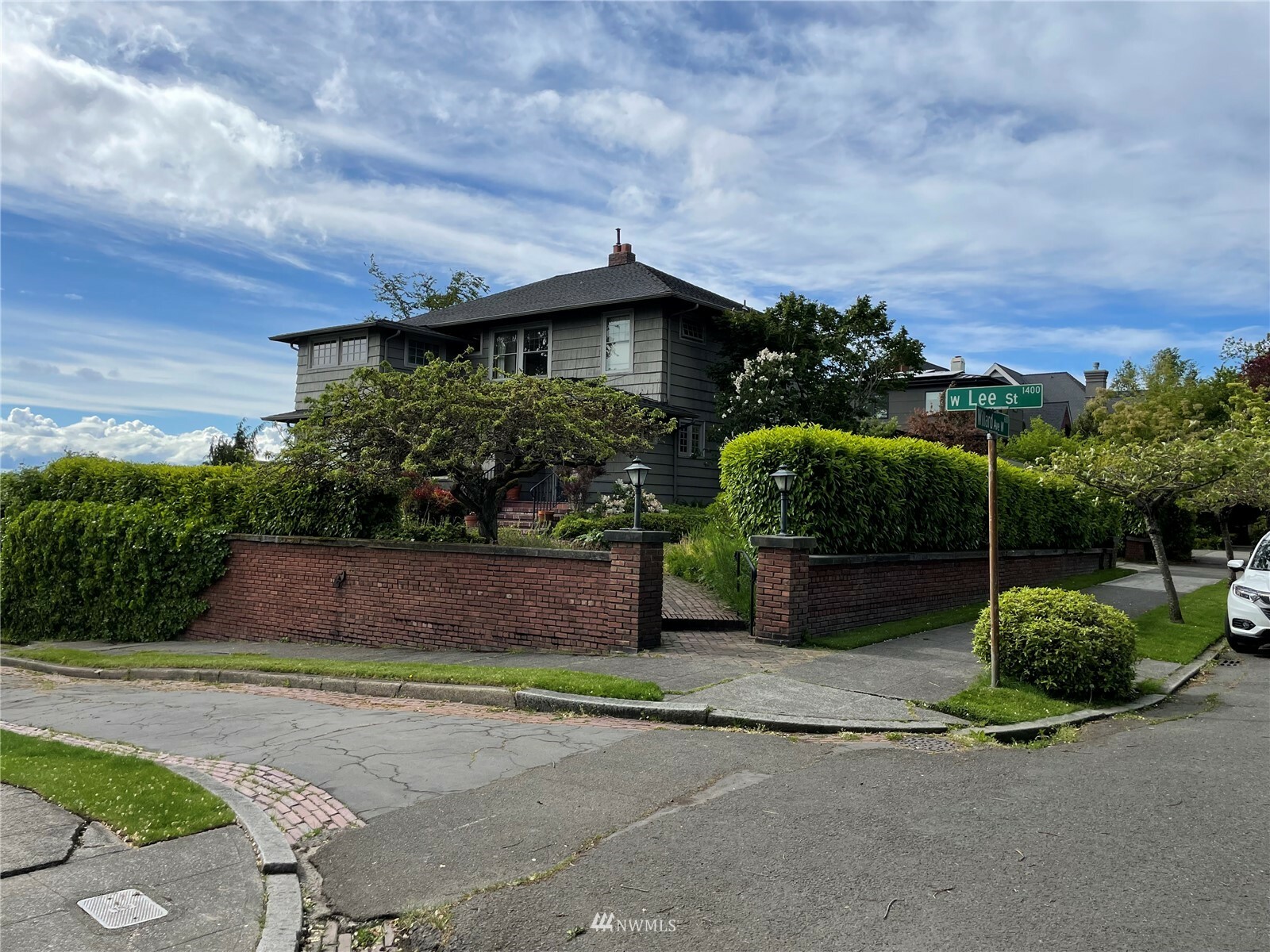 Property Photo:  660 W Lee  WA 98119 