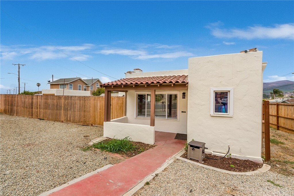 Property Photo:  695 Cedar Street  CA 93001 