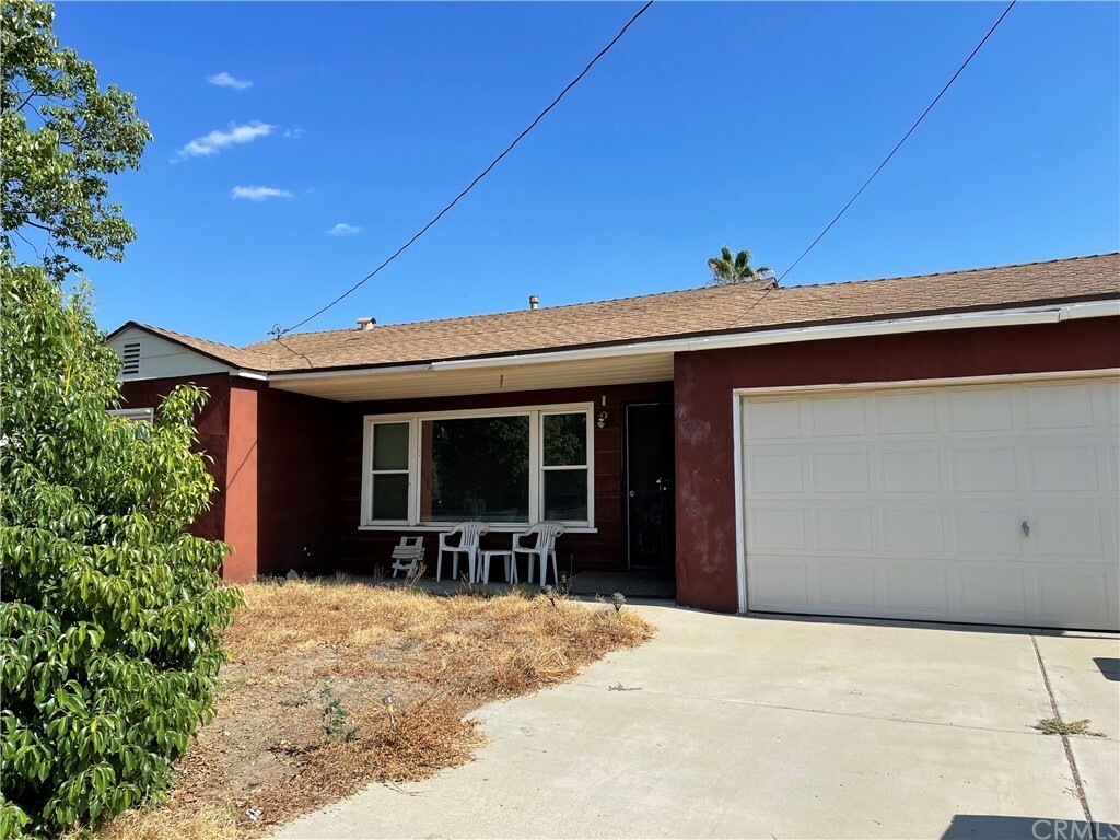 Property Photo:  18426 Banyon Avenue  CA 92377 