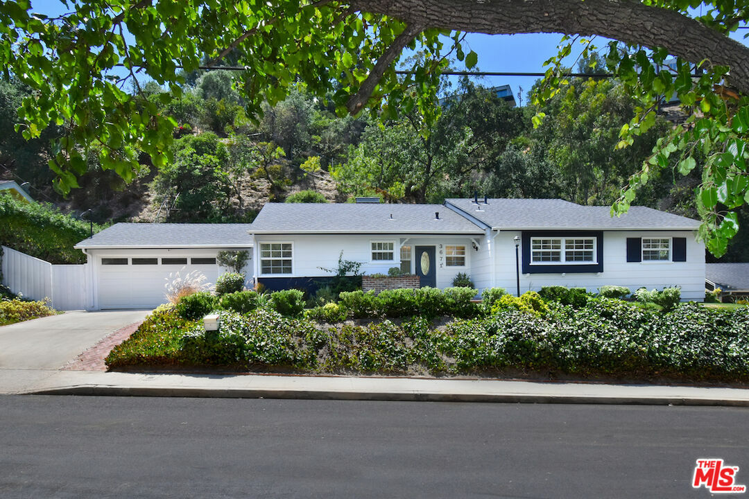 Property Photo:  3671   Meadville Dr  CA 91403 